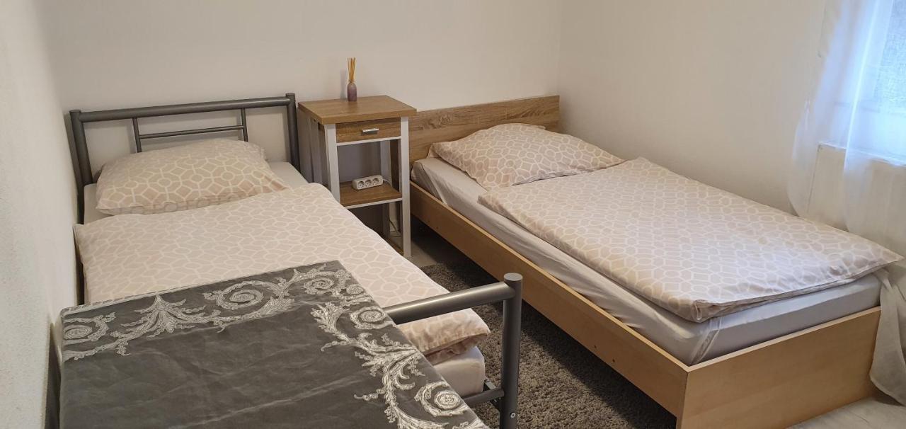Outletcity Ferienwohnung - Apartment 4 เมทซิงเงน ภายนอก รูปภาพ